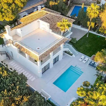 Villa With Panoramic Sea Views In Marbesa